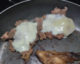 Foto del paso 7 de la receta: Sándwich🥐de berenjena🍆bbq, carne🧅, queso🧀y cebollas grillé🥯🥩🧀