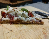 Foto del paso 4 de la receta: Coca con higos, tomate seco y burrata