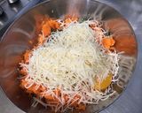 Une image de l'étape 6 de Galettes de carottes aux courgettes, herbes et emmental.