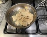 Foto del paso 3 de la receta: Chilaquiles rojos con huevo estrellado