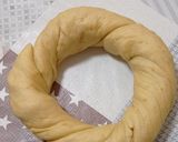 Foto del paso 3 de la receta: Roscón de reyes relleno de crema pastelera con leche condensada