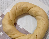 Foto del paso 3 de la receta: Roscón de reyes relleno de crema pastelera con leche condensada