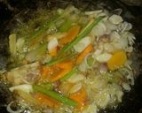 Foto langkah ke 3 dari resep Pindang Kuah Kuning Kepala dan Leher Ayam.