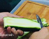 รูปขั้นตอนการทำที่ 1 ของ พาสต้าซอสมะเขือเบคอนแบบไร้แป้ง (ใช้ซุกินี่แทนเส้น)