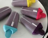 A picture of step 3 of Blueberry Banana Smoothie ice popsicles 💜💜.