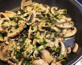 Foto del paso 2 de la receta: Hojaldres de champiñones y queso