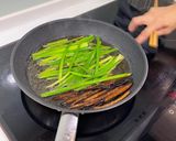 A picture of step 2 of Shanghai Scallion Oil Noodles.