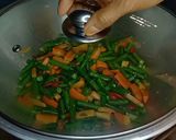 Foto langkah ke 4 dari resep Oseng kacang panjang wortel.