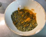 Une image de l'étape 3 de Champignons bruns marinés grillés au citron, persil et curcuma.