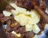 A picture of step 4 of Alu gosht.