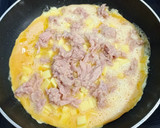 Foto del paso 3 de la receta: Tortilla francesa jugosa de cebolleta, queso y atún