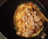 Foto del paso 2 de la receta: Huevos Revueltos con Jamón, Queso y Tomate 🥚🥓🧀🍅