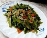 Foto langkah ke 3 dari resep Kangkung tumis simple lezat.