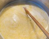 Sajtkrémleves kolbász chipssel recept fázis 2 fotója