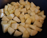 Foto del paso 1 de la receta: Curry de patata y semillas de nigella con naan casero