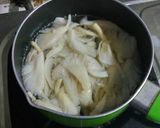 Foto langkah ke 2 dari resep Sup Jamur Dengan Sawi & Tahu [Vegetarian Safe].