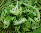 Hình bước làm 1 của món Bông cải xanh xào thịt heo