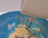 Foto langkah ke 3 dari resep Roti Kelopak Bunga Isi Ayam Kecap.