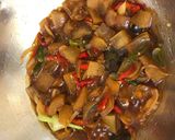 Foto langkah ke 3 dari resep Oseng Kulit Sapi Pedas Manis.
