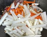 Gambar langkah 2 resipi Lobak Putih Tumis Lada Hitam dengan White Crab Mushroom.