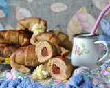 Foto del paso 7 de la receta: Medialunas integrales sin azúcar rellenas de dulce de membrillo🥐
