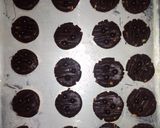 Foto langkah ke 4 dari resep Cookies Coklat Kacang Choco Chips.