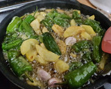 Foto del paso 3 de la receta: Sartén de patatas y pimientos de padrón