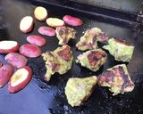 Une image de l'étape 6 de Chevreau mariné grillé façon travers et ses pommes de terre.
