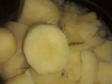 Puré de papa con salsa blanca de verdeo y salsa con chorizo