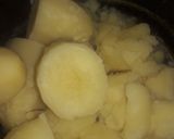 Foto del paso 1 de la receta: Puré de papa con salsa blanca de verdeo y salsa con chorizo