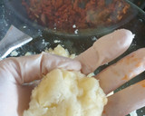 Foto del paso 6 de la receta: Bombas de patatas rellenas de carne con salsa brava
