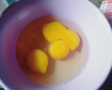 Foto langkah ke 1 dari resep Omelet telur ala Hotel (telur dadar).