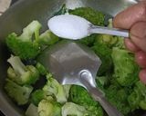 A picture of step 2 of Broccoli and Mung bean Sprouts Medley.
