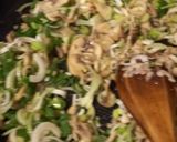 Foto del paso 2 de la receta: Fideos de arroz con champiñones y camarones a la crema