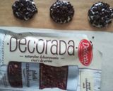 Tort urodzinowo-imieninowy z ozdobą czekoladową krok przepisu 16 zdjęcie