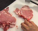 Hình bước làm 1 của món Sườn Cốt Lết Áp Chảo EatWell