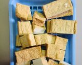 Hình bước làm 1 của món Đậu hủ chiên sốt thịt rang bơ cay