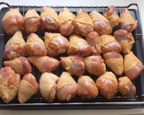 Foto del paso 1 de la receta: Delicias del muslo al horno con patata panadera