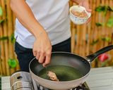 รูปขั้นตอนการทำที่ 12 ของ หมูสับทอดกระเทียมพริกไทย หรือ หมูก้อนทอด กินกับซอส อร่อยสุดๆ😋
