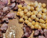Foto del paso 2 de la receta: Ensalada de verano con legumbres, longaniza, sobrasada y miel