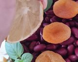 Foto del paso 5 de la receta: Ensalada de palmitos, porotos colorados, damascos secos, alcaparras y menta