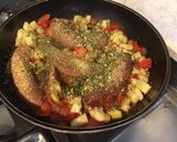 Une image de l'étape 6 de Saucisses aux tomates, courgette blanche et herbes aromatiques.
