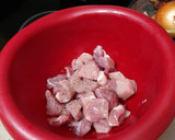 Foto del paso 2 de la receta: Cerdo frito con salsa de champiñones al ajillo y arroz blanco