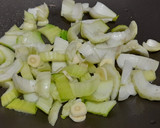 Foto del paso 1 de la receta: Salteado de pack choi y shiitake con huevo pochado