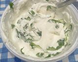 Foto del passaggio 2 della ricetta Involtini di bresaola ripieni di formaggio spalmabile alla rucola fatto in casa