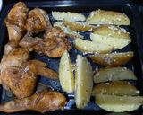 Foto langkah ke 5 dari resep Honey Blackpepper Roasted Chicken w/ Potato Wedges.
