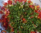 عکس مرحله 2 از دستور سالاد خیارو گوجه با سبزیsolmaz