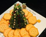 Karacsonyfa krémsajtbòl- petrezselyemmel - gránátalma, fenyomag, alma diszitéssel recept fázis 3 fotója