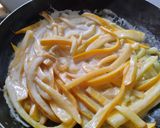 Foto del paso 5 de la receta: Fideos de calabacín amarillo con salsa cremosa y salteado de garbanzo🍝🧆🍜