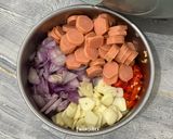 Foto langkah ke 1 dari resep Tumis Sawi Hijau Sosis.